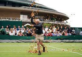 Climate activists interfere with a Wimbledon match