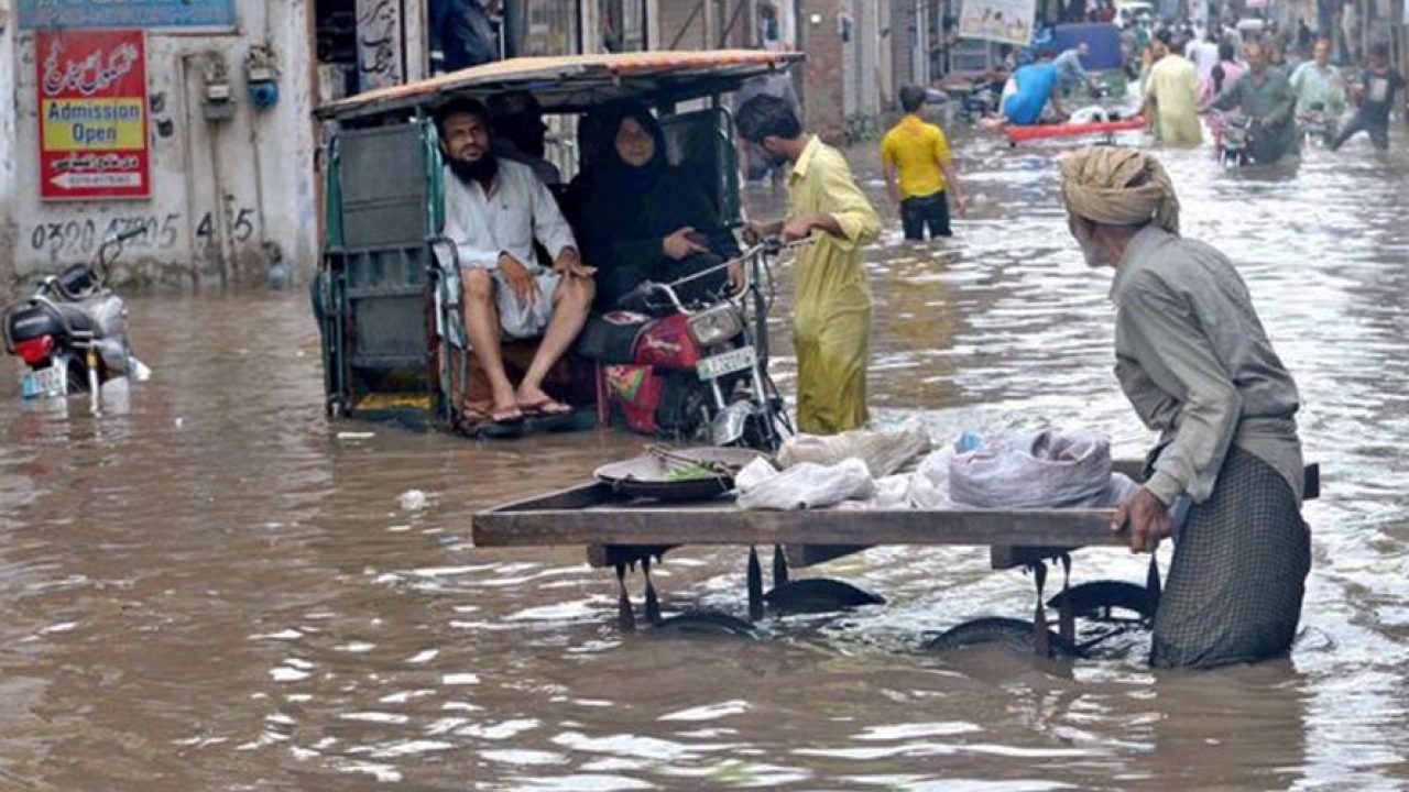 Heavy rain lashes Lahore,